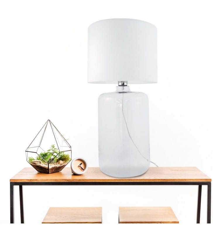 Bezbarwna szklana lampa stołowa z białym abażurem Amarsa wysoka np. na komodę